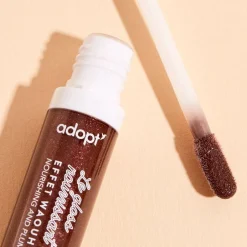 Adopt Glittery Lip Gloss With A Wow Effect!