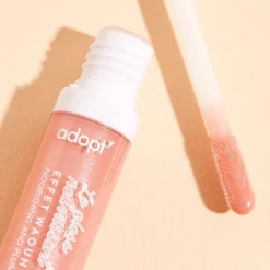 Adopt Glittery Lip Gloss With A Wow Effect!