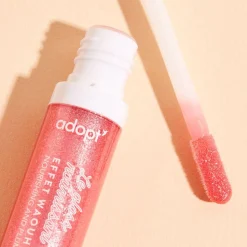 Adopt Glittery Lip Gloss With A Wow Effect!