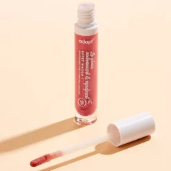 Adopt Glittery Lip Gloss With A Wow Effect!