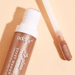 Adopt Glittery Lip Gloss With A Wow Effect!